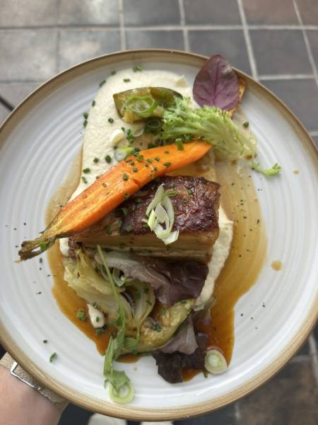 Poitrine de cochon confite, crème de céleri et granny smith, légumes de saison confits et jus réduit