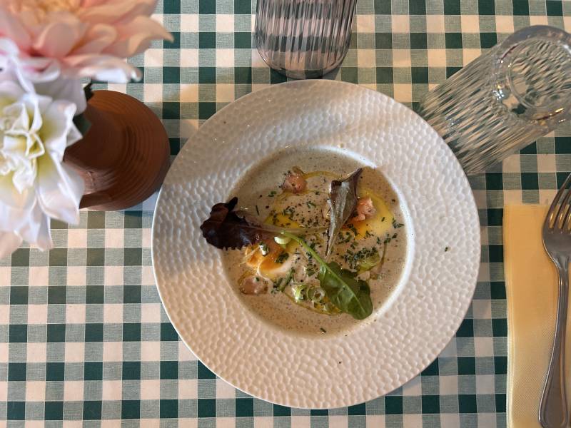 Velouté de champignons à la truffe, oeuf mollet & foie gras