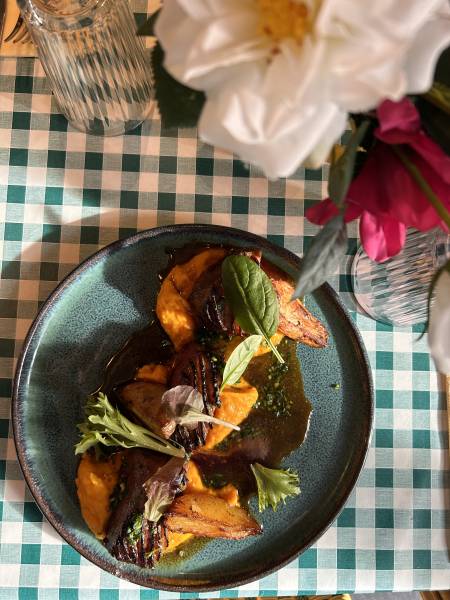 Magret de Canard Français, purée de patate douce, pommes de terre rôties au beurre et jus réduit