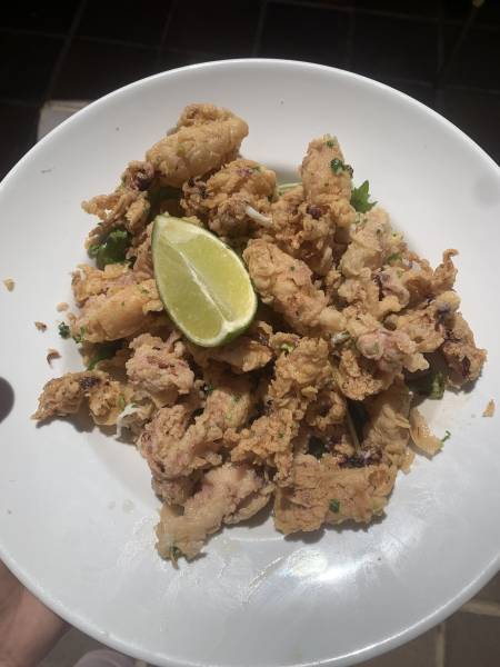 Supions frits à l'ail et persil, salade verte