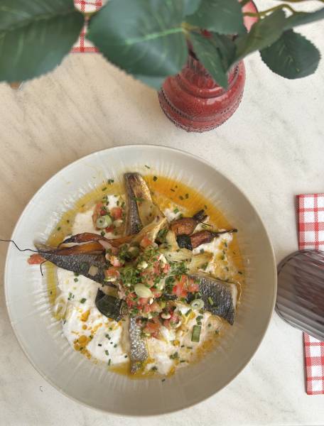 Aiguillettes de Filet de Loup (Méditerranée) crème Straciatella et légumes de saison confits